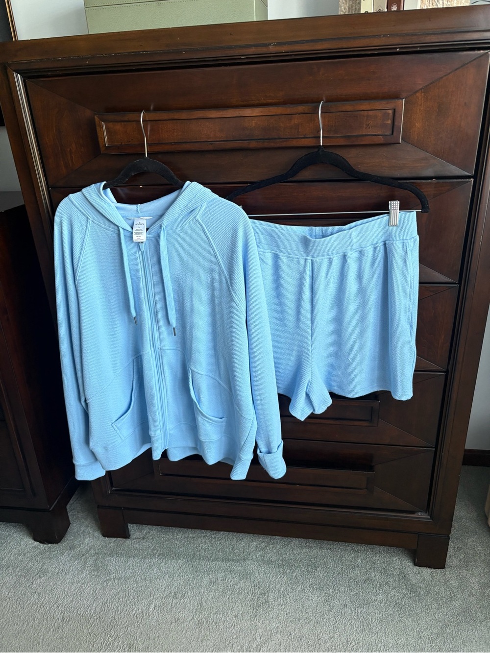 Matching set long sleeve zip up jacket and shorts woman’s size large